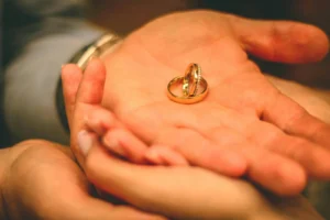 Gold vs Diamond Jewelry: Which Is the Right Investment for You?